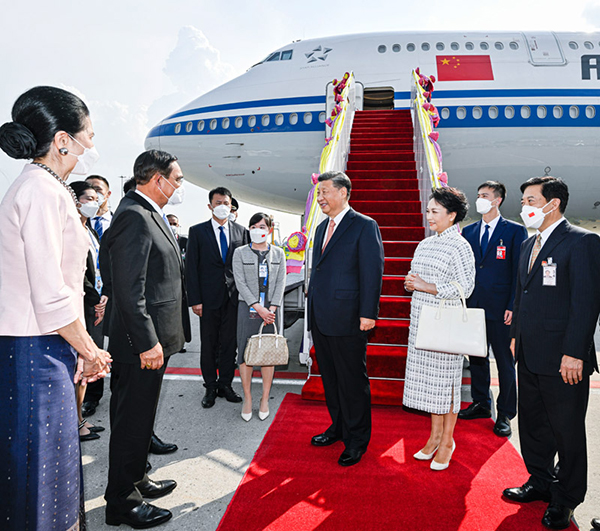 Xi arrives in Bangkok for APEC meeting, Thailand visit