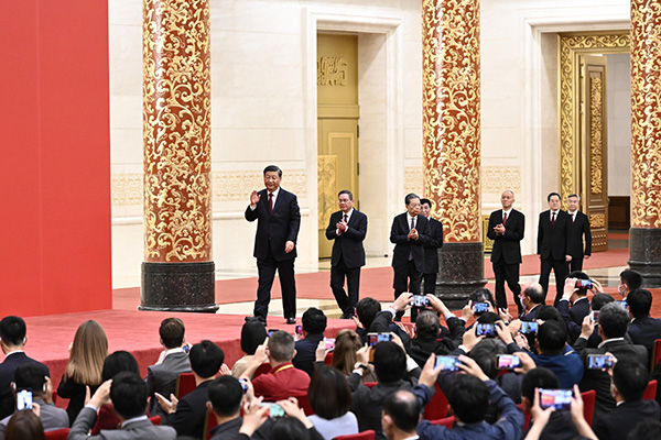 Xi Jinping leads CPC leadership in meeting the press