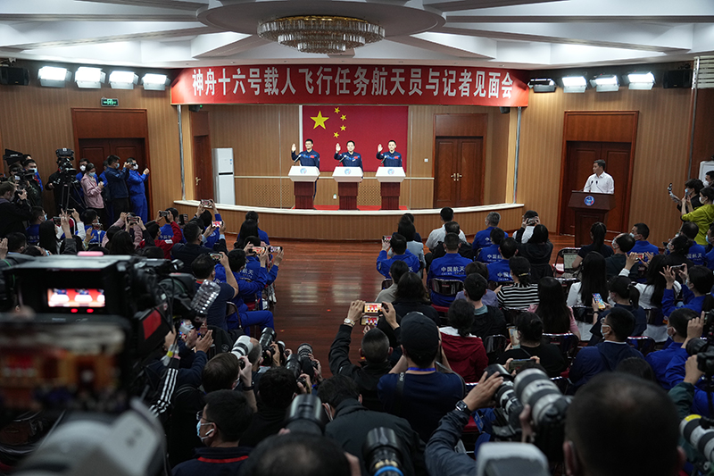 神舟十六号航天员乘组首次集体亮相