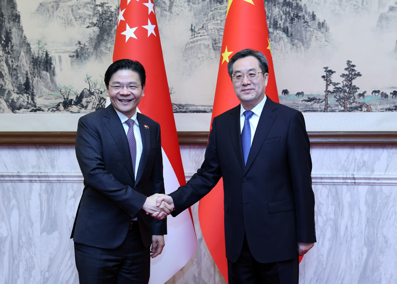 丁薛祥同新加坡副总理兼财政部长黄循财举行会谈