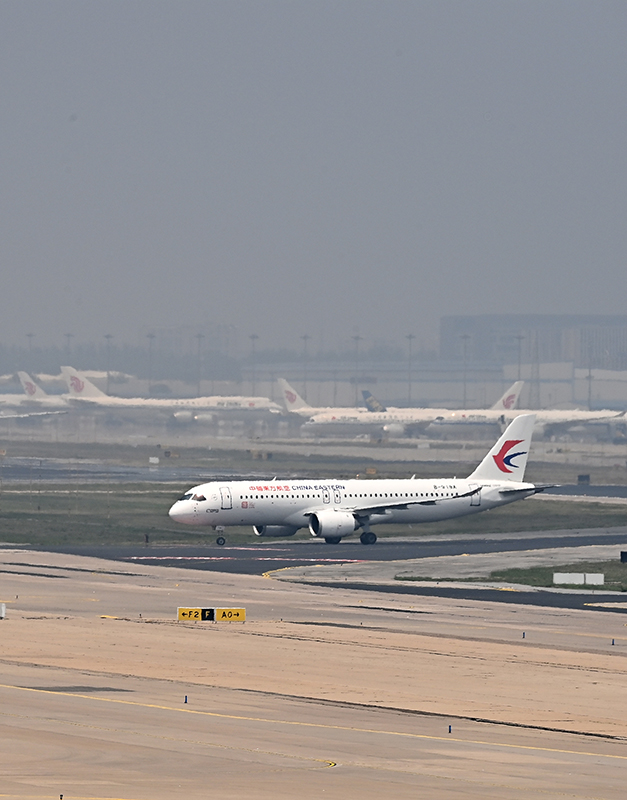 C919大型客机圆满完成首次商业飞行