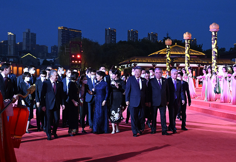 5.jpg 习近平和彭丽媛为出席中国-中亚峰会的中亚国家元首夫妇举行欢迎仪式和欢迎宴会并共同观看中国同中亚国家人民文化艺术年暨中国-中亚青年艺术节开幕式演出