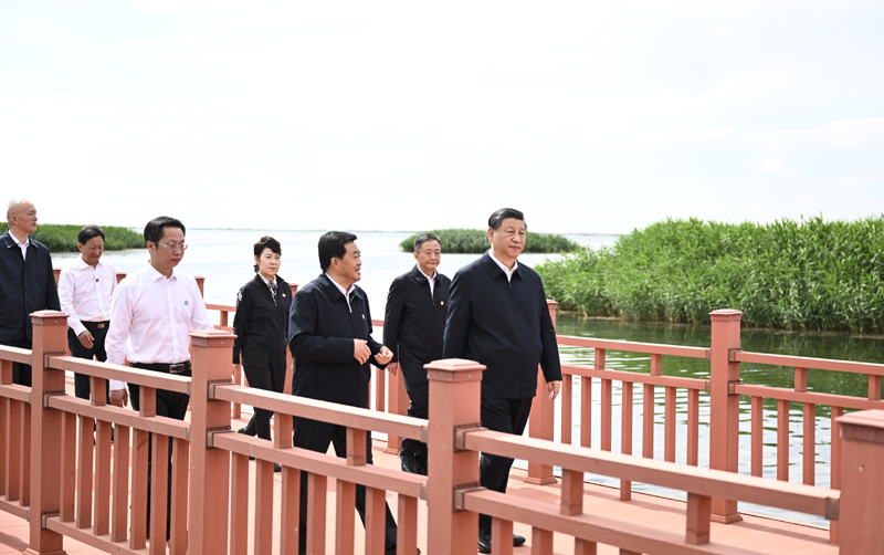 习近平在内蒙古巴彦淖尔考察并主持召开加强荒漠化综合防治和推进“三北”等重点生态工程建设座谈会