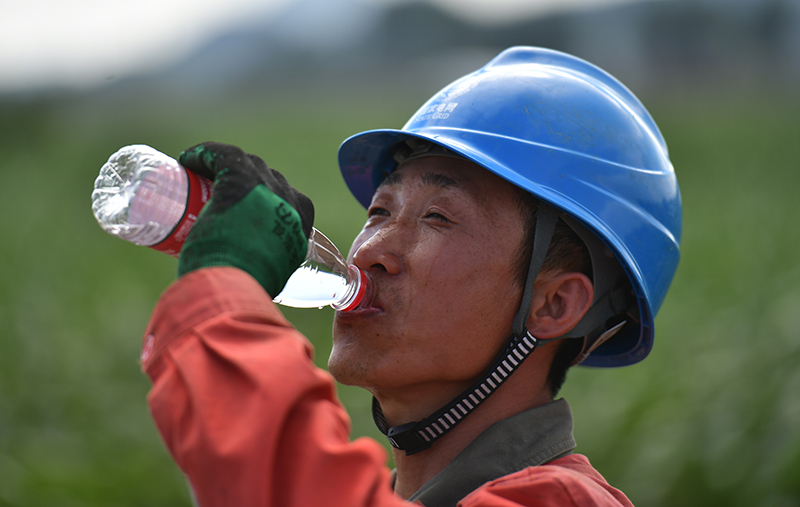 关爱高温下的劳动者