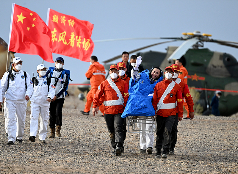 神舟十五号载人飞船返回舱成功着陆