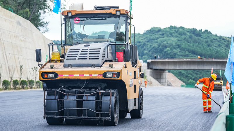 贵金古高速进入路面铺装冲刺阶段