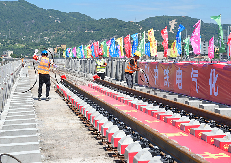 福州：滨海快线开始铺轨 城际铁路加快建设