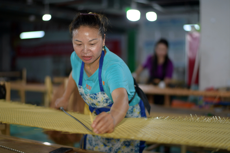 贵州剑河：社区帮扶车间让搬迁群众稳定增收