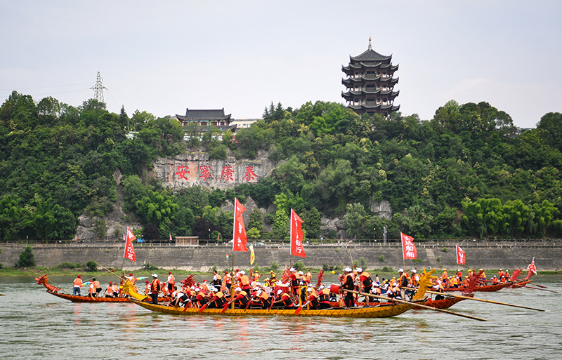 龙舟竞渡汉江上