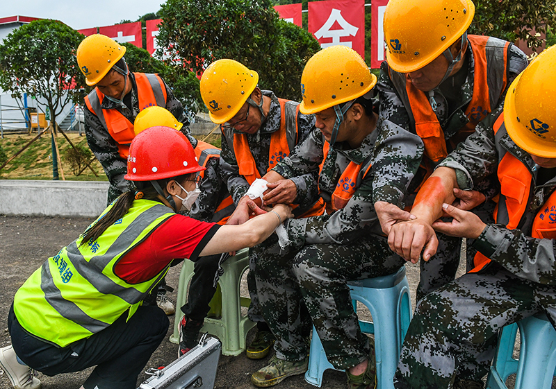贵州举行隧道坍塌应急抢险救援演练