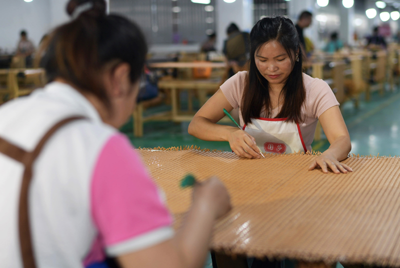 贵州剑河：社区帮扶车间让搬迁群众稳定增收
