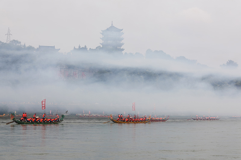 龙舟竞渡汉江上