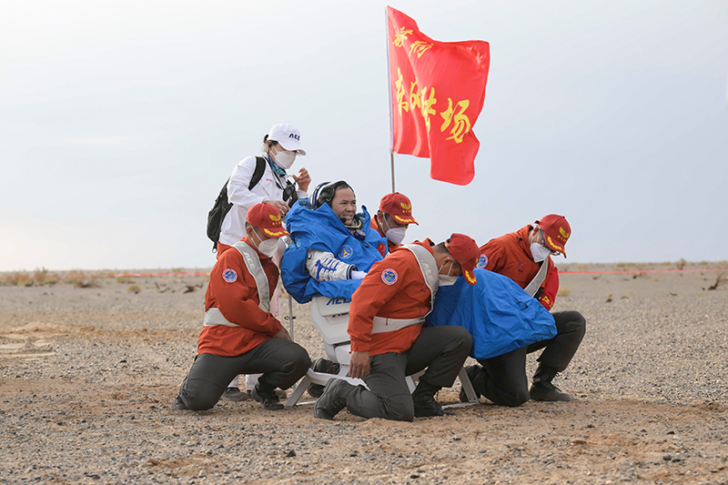 神舟十五号载人飞船返回舱成功着陆