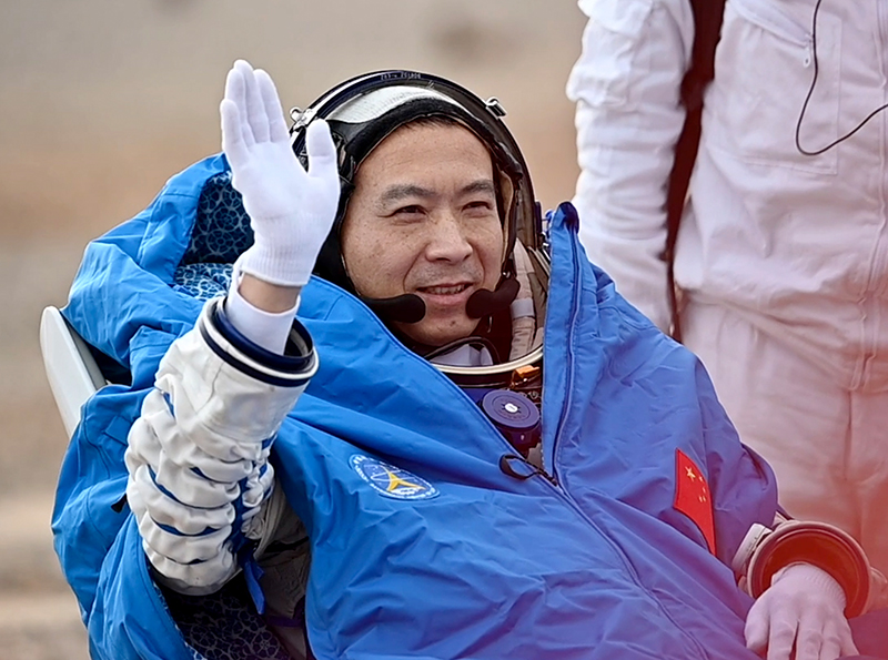 神舟十五号载人飞船返回舱成功着陆