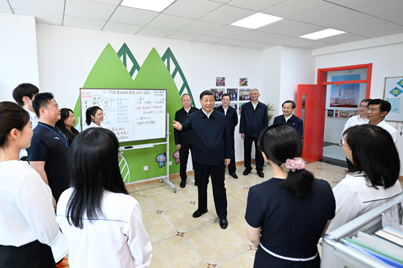 习近平在北京育英学校考察