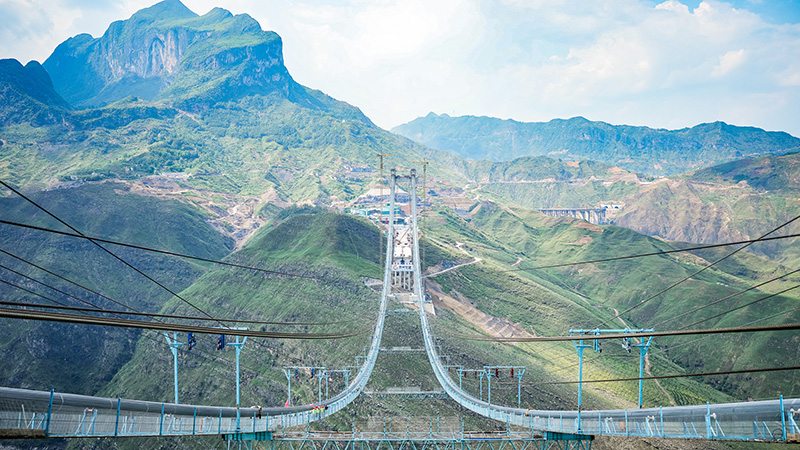 牂牁江大桥主缆牵引顺利完成