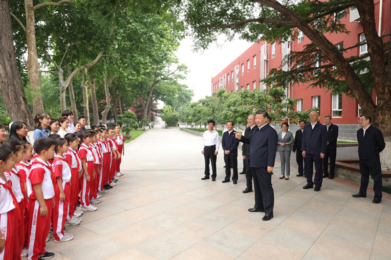 习近平在北京育英学校考察
