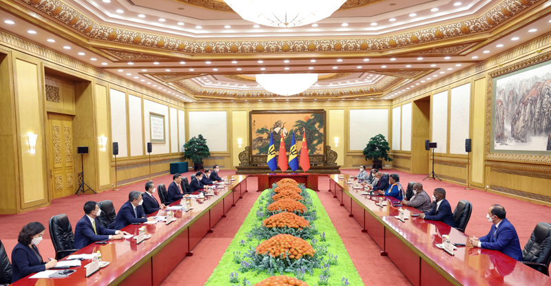 习近平会见巴巴多斯总理莫特利