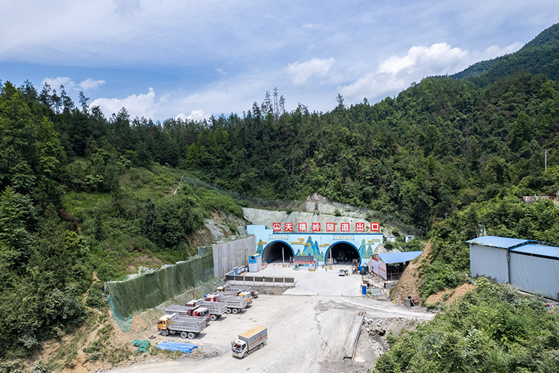 湖南桑龙高速公路天福岭隧道贯通