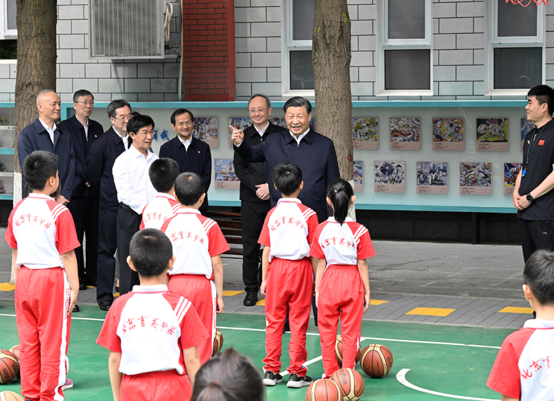 习近平在北京育英学校考察