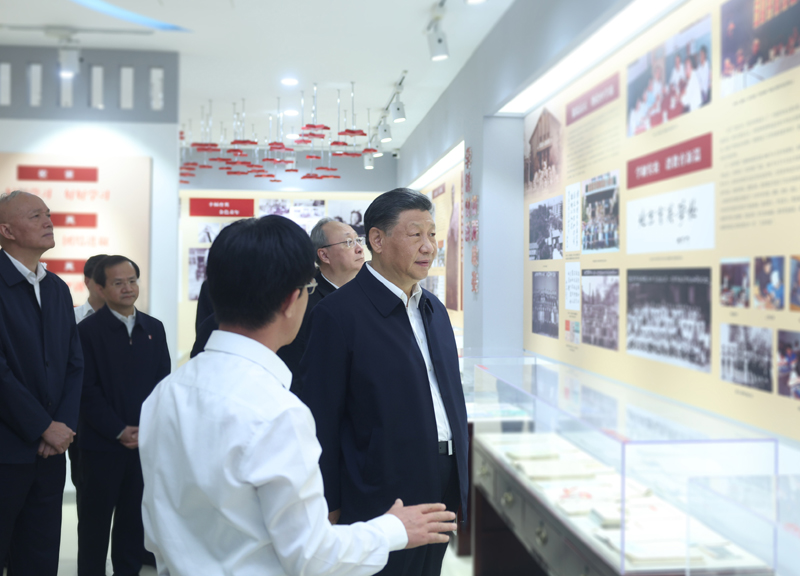 习近平在北京育英学校考察
