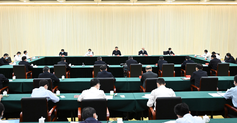 习近平在内蒙古巴彦淖尔考察并主持召开加强荒漠化综合防治和推进“三北”等重点生态工程建设座谈会