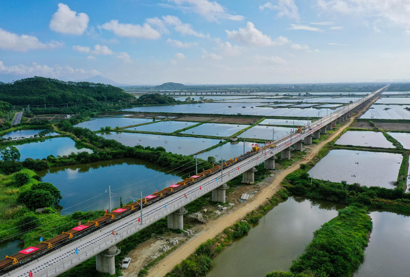 汕汕铁路全线开始铺轨
