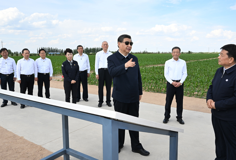 习近平在内蒙古巴彦淖尔考察并主持召开加强荒漠化综合防治和推进“三北”等重点生态工程建设座谈会