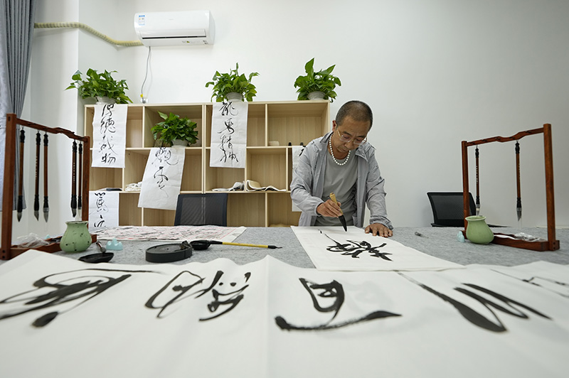 河北滦州：社区养老情暖夕阳红