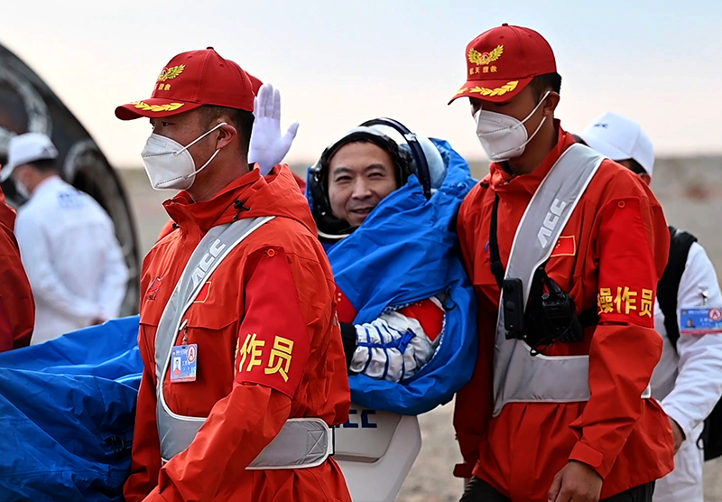 神舟十五号载人飞船返回舱成功着陆