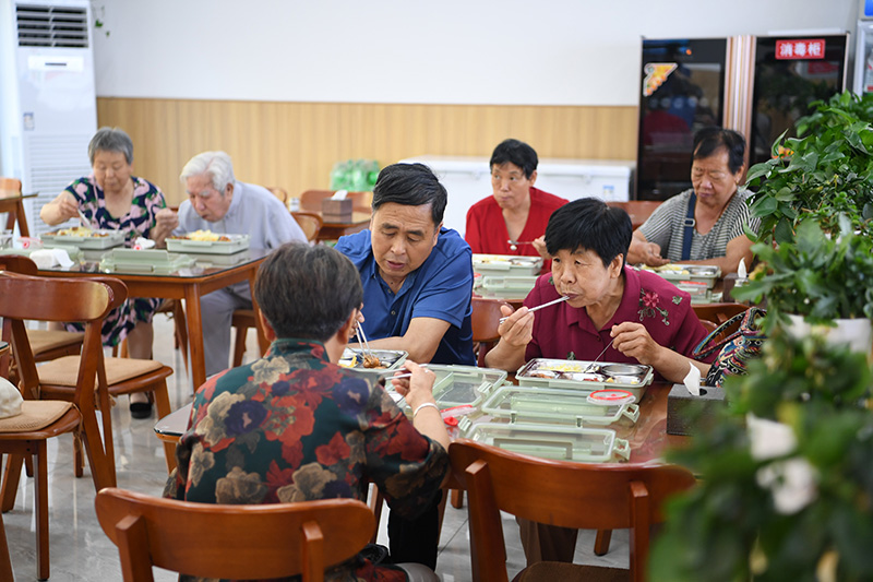 河北滦州：社区养老情暖夕阳红