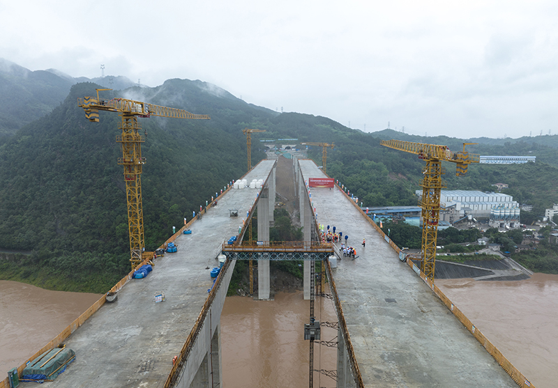 重庆：观音峡嘉陵江特大桥主桥主体结构全部完成