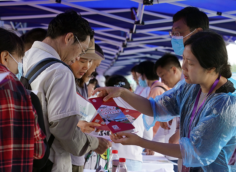 上海举行高校招生志愿填报现场咨询会