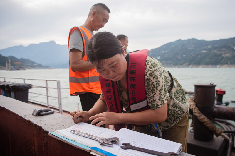 湖北秭归：船舶污染物零入江