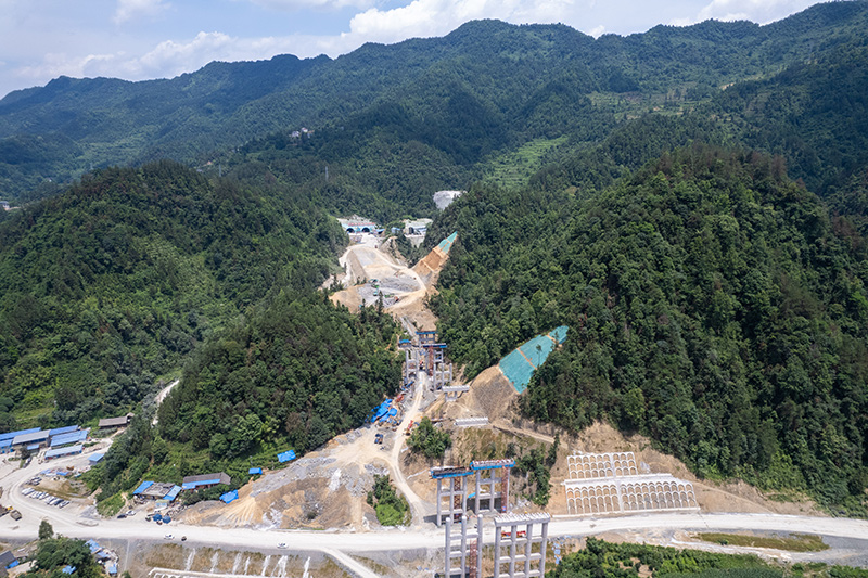湖南桑龙高速公路天福岭隧道贯通
