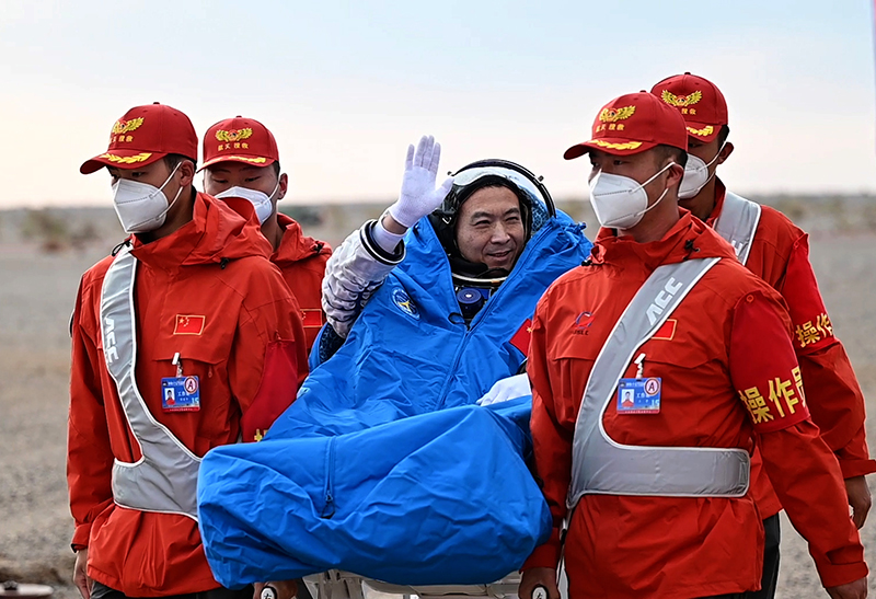 神舟十五号载人飞船返回舱成功着陆