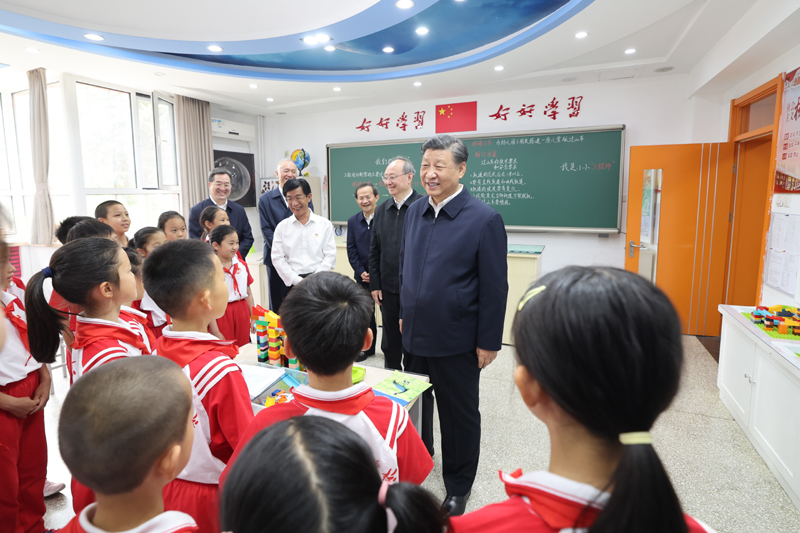 习近平在北京育英学校考察