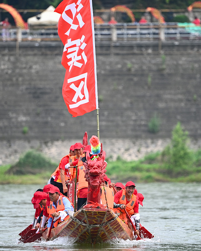 龙舟竞渡汉江上