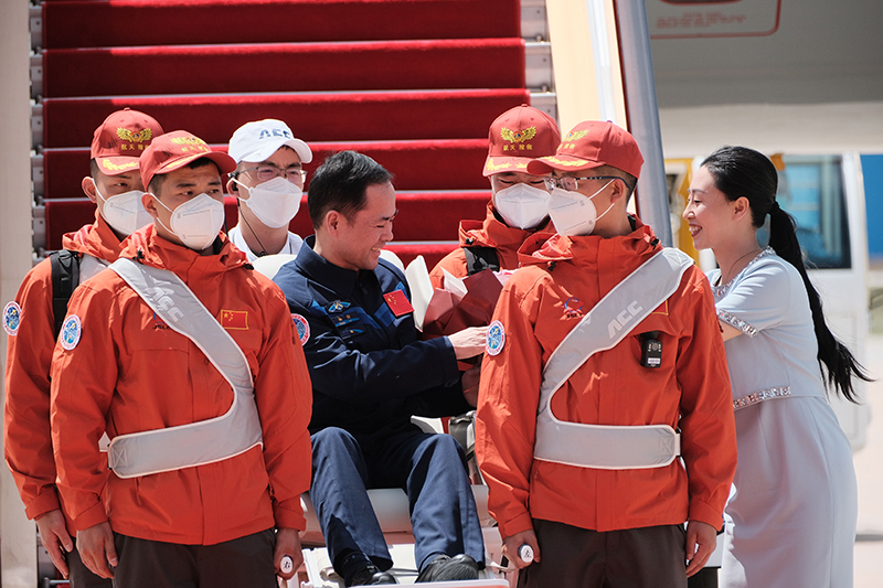 神舟十五号航天员乘组平安抵京