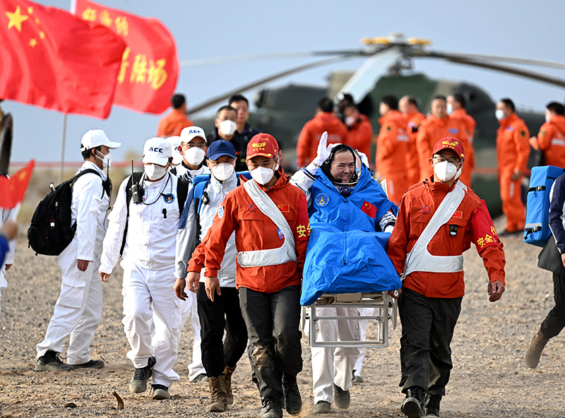 神舟十五号载人飞船返回舱成功着陆