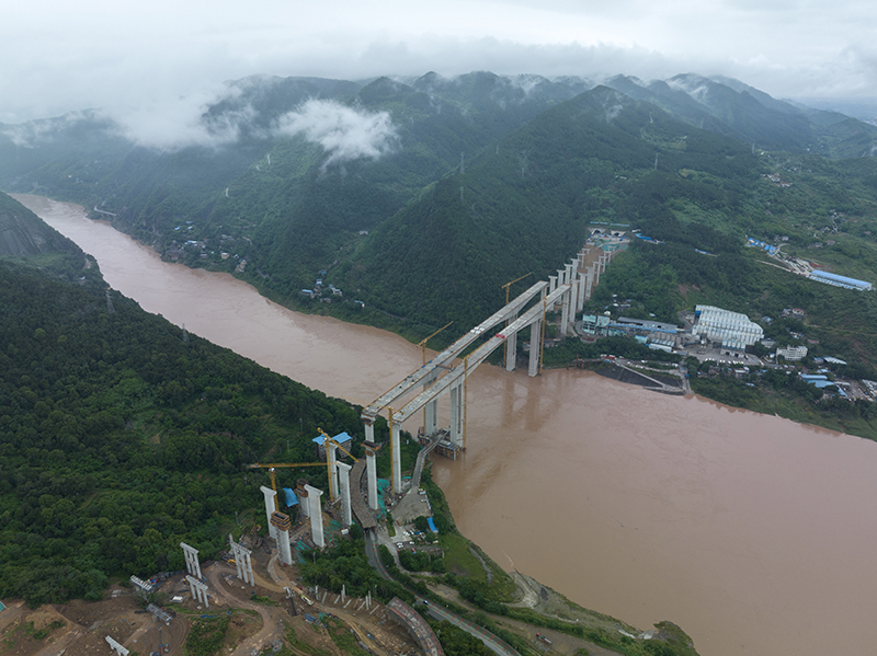 重庆：观音峡嘉陵江特大桥主桥主体结构全部完成