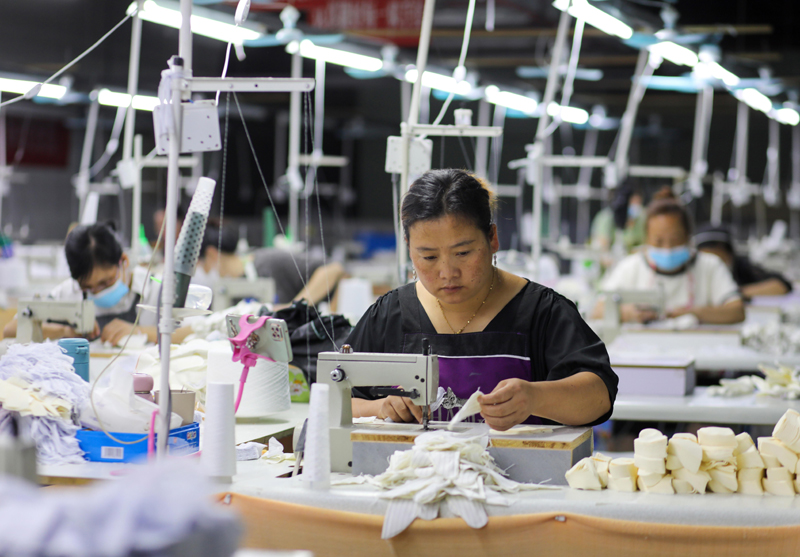 贵州剑河：社区帮扶车间让搬迁群众稳定增收
