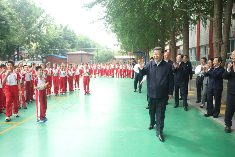 习近平在北京育英学校考察