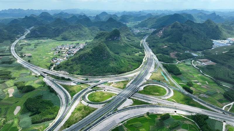 广西贺巴高速公路全线通车