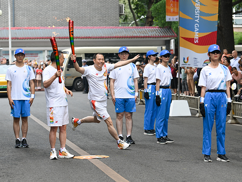 成都大运会火炬传递成都站举行