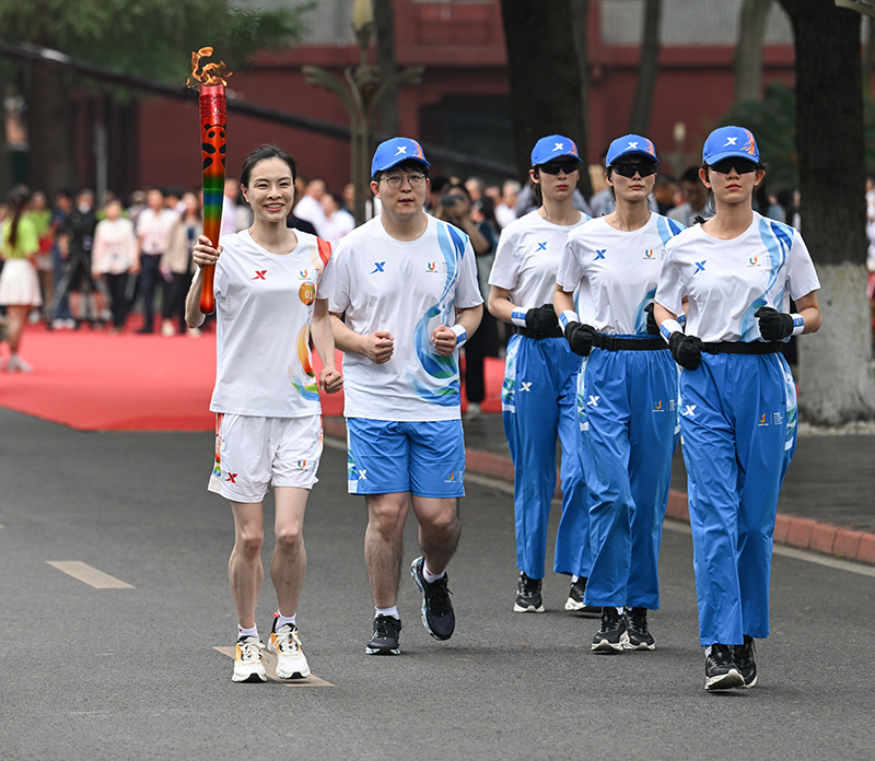 成都大运会火炬传递成都站举行