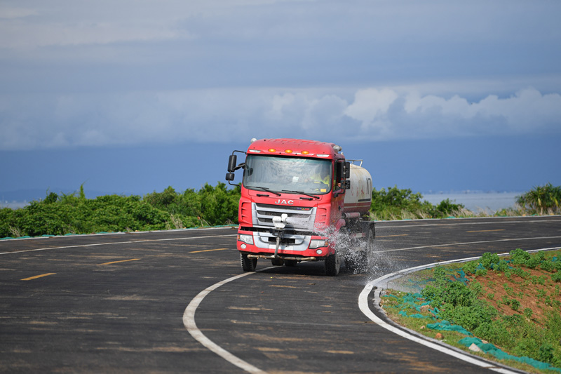 海南环岛旅游公路主线路基段建设完成