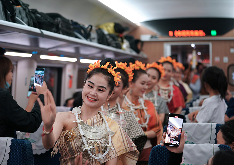钟华论：筑就通向美好未来的阳光大道——写在第三届“一带一路”国际合作高峰论坛召开之际