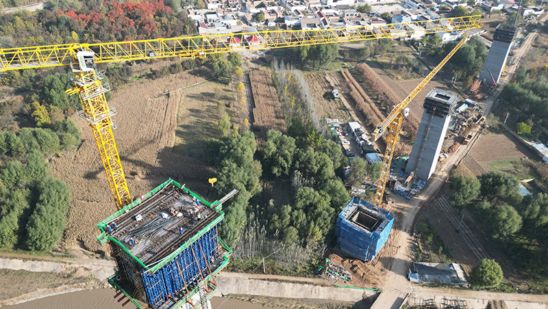 甘肃兰合铁路施工忙