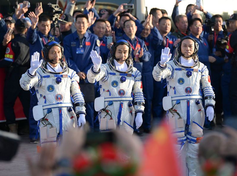 神舟十七号载人飞行任务航天员乘组出征仪式在酒泉卫星发射中心举行